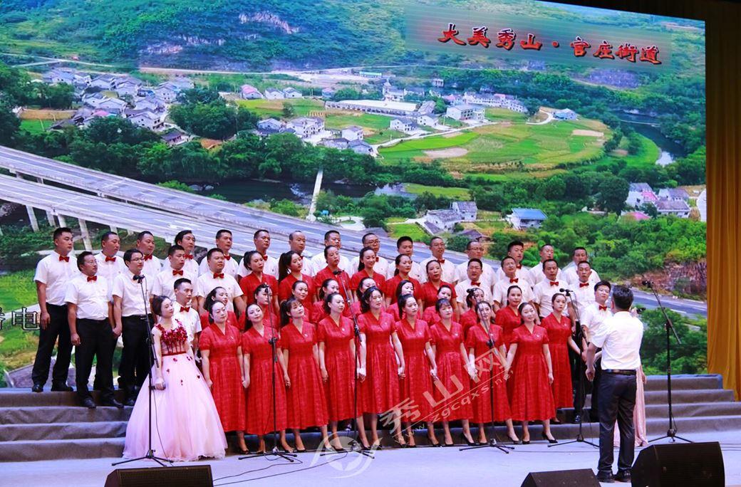 孙女开车1600公里赶回家,爷爷早早地等待在门口,喇叭声在诉说回家的喜悦